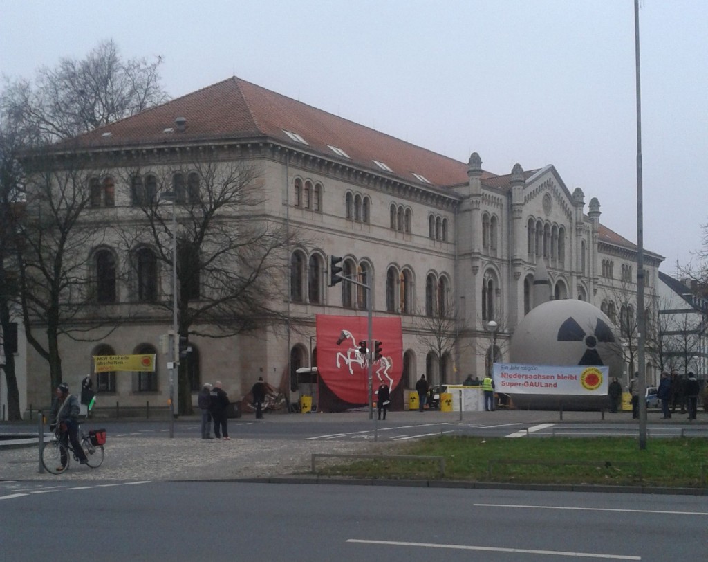 Super-GAUL-Kulisse vor dem Umweltministerium Hannover