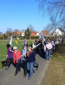 BISS Interessierte beim Sonntagsspaziergang