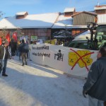 Demo mit Hupenden Treckern und pfeifenden Bürgern