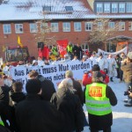 Demo mit Hupenden Treckern und pfeifenden Bürgern