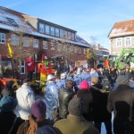 Demo mit Hupenden Treckern und pfeifenden Bürgern