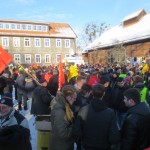 Demo mit Hupenden Treckern und pfeifenden Bürgern