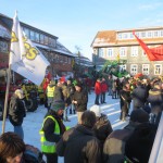 Demo mit Hupenden Treckern und pfeifenden Bürgern