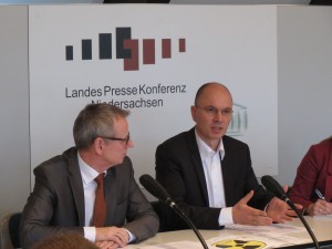 RA Dr. Ulrich Wollenteit und Dr. Thomas Huk (BISS) auf der Pressekonferenz